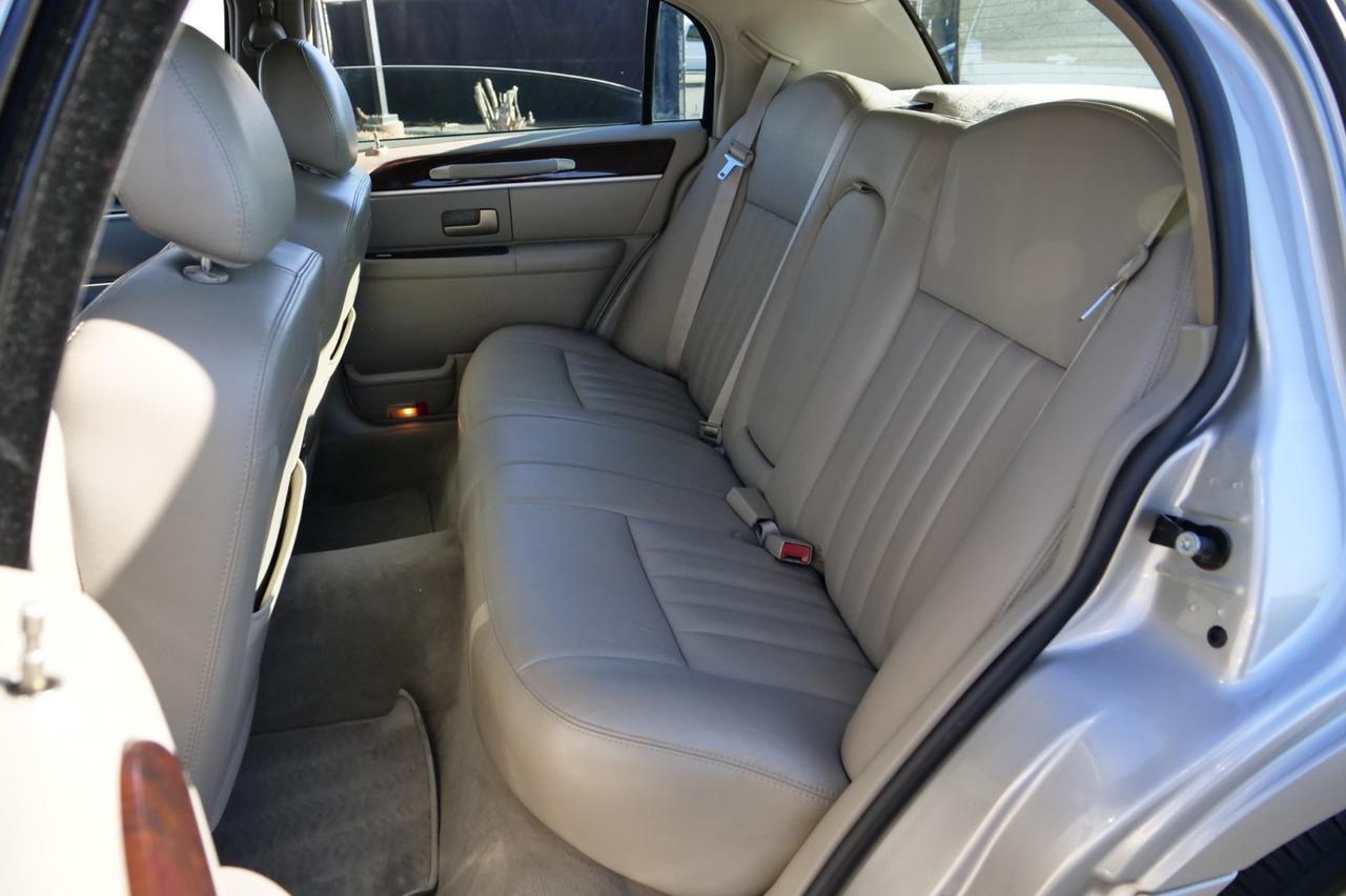 2007 Lincoln Town Car Signature / Leather Seating / 4.6L V8! Lincolnton NC