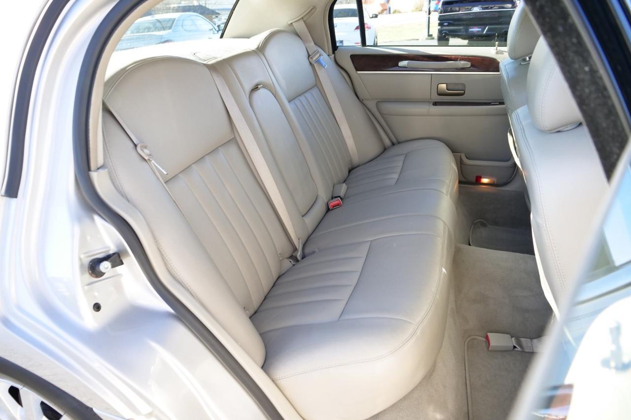 2007 Lincoln Town Car Signature / Leather Seating / 4.6L V8! Lincolnton NC