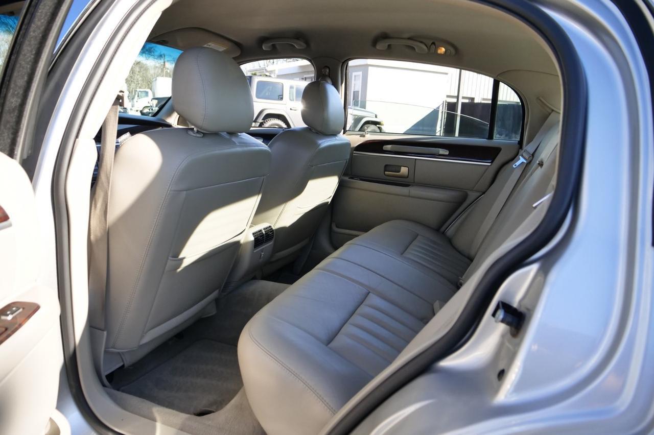 2007 Lincoln Town Car Signature / Leather Seating / 4.6L V8! Lincolnton NC