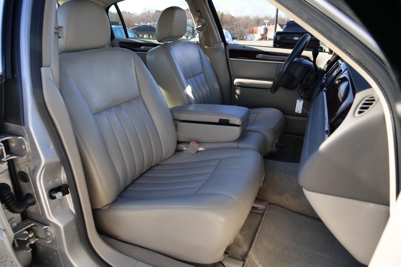 2007 Lincoln Town Car Signature / Leather Seating / 4.6L V8! Lincolnton NC