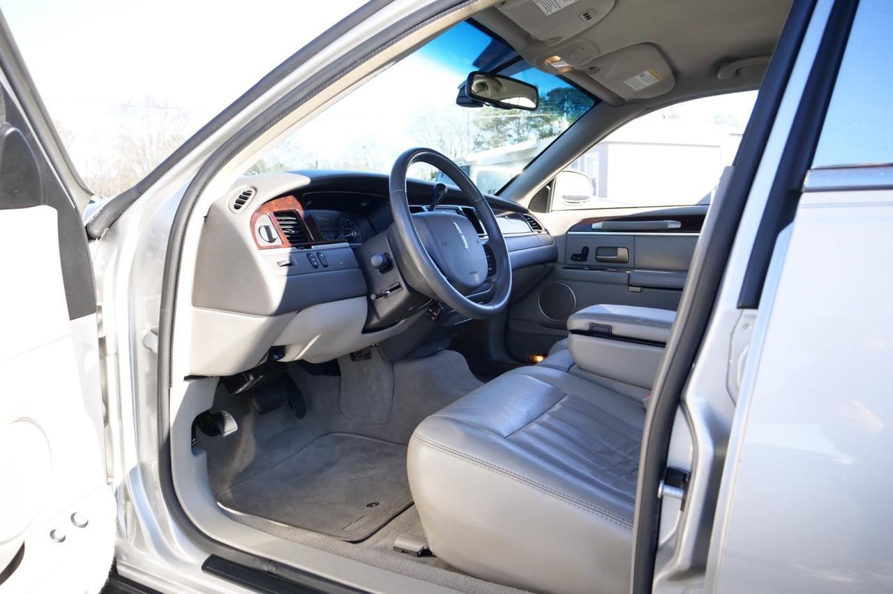 2007 Lincoln Town Car Signature / Leather Seating / 4.6L V8! Lincolnton NC