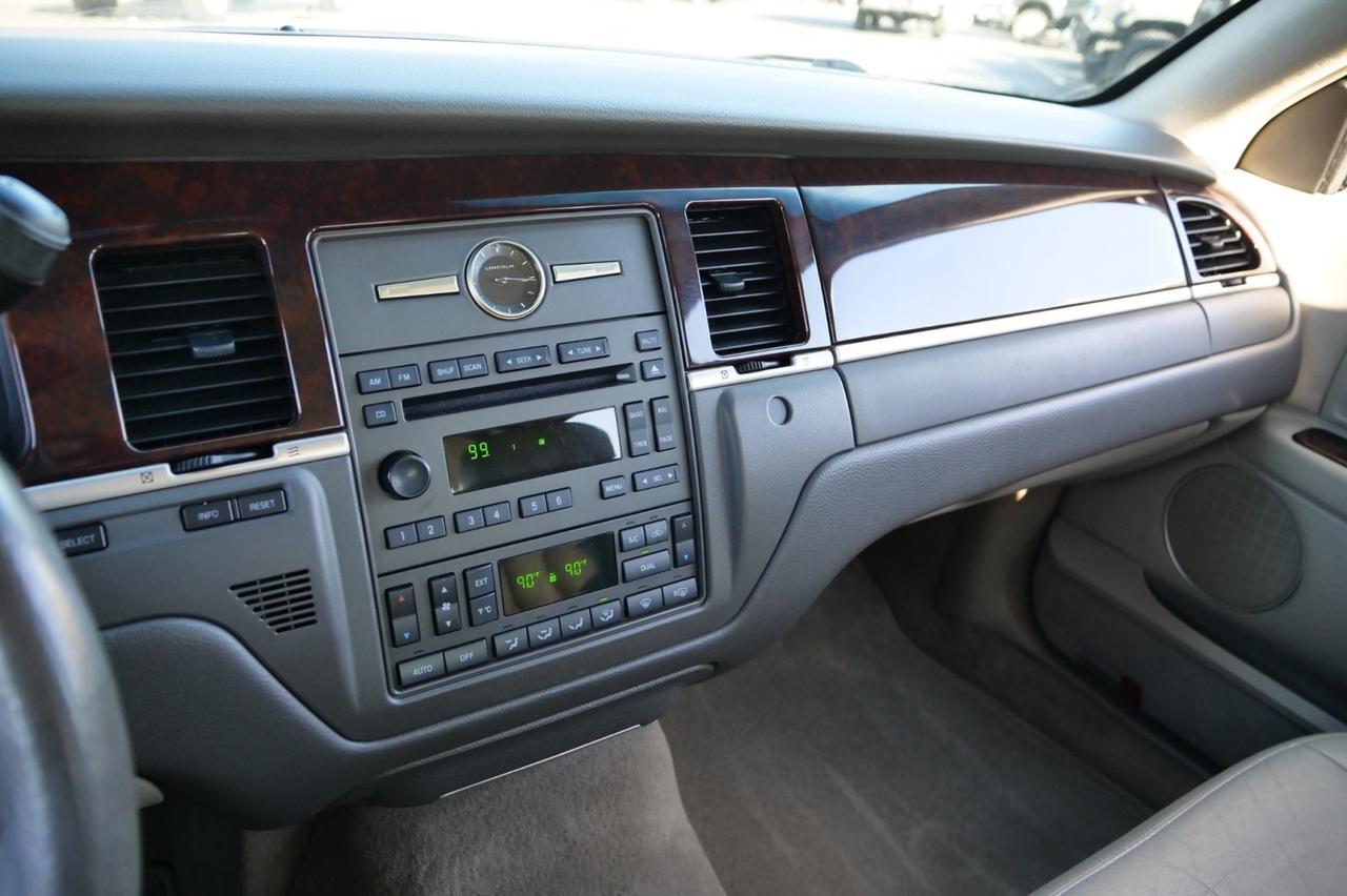 2007 Lincoln Town Car Signature / Leather Seating / 4.6L V8! Lincolnton NC