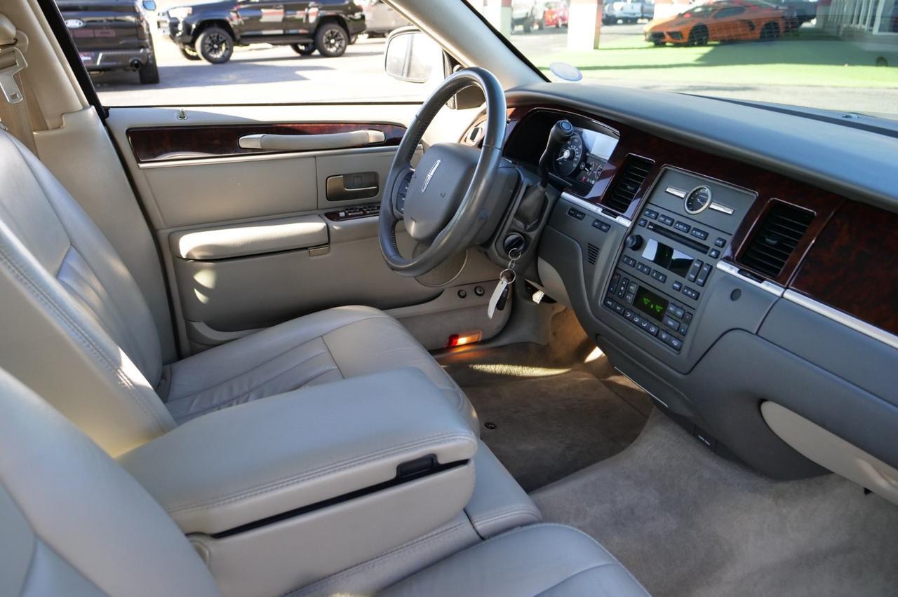 2007 Lincoln Town Car Signature / Leather Seating / 4.6L V8! Lincolnton NC