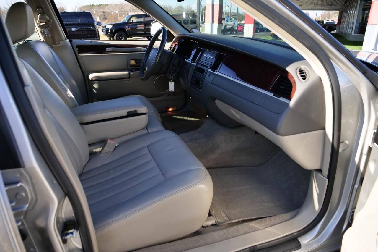 2007 Lincoln Town Car Signature / Leather Seating / 4.6L V8! Lincolnton NC