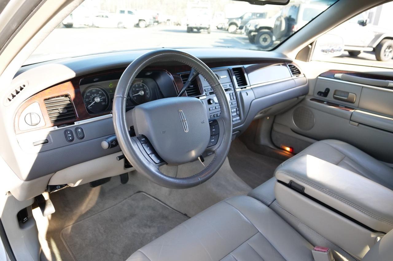 2007 Lincoln Town Car Signature / Leather Seating / 4.6L V8! Lincolnton NC