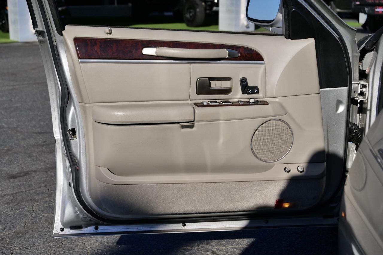 2007 Lincoln Town Car Signature / Leather Seating / 4.6L V8! Lincolnton NC