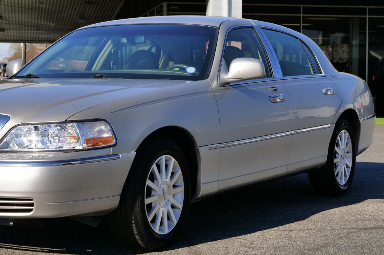 2007 Lincoln Town Car Signature / Leather Seating / 4.6L V8! Lincolnton NC