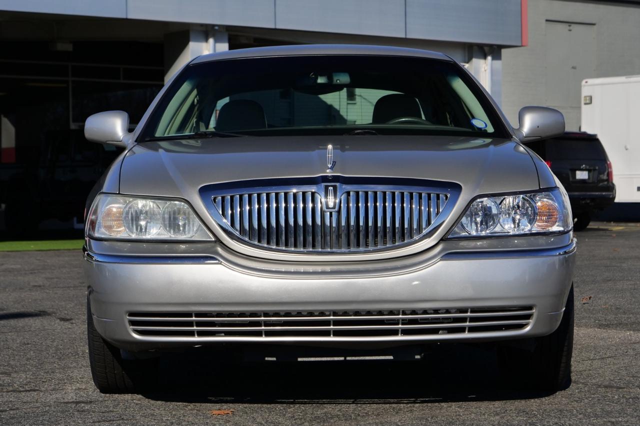2007 Lincoln Town Car Signature / Leather Seating / 4.6L V8! Lincolnton NC