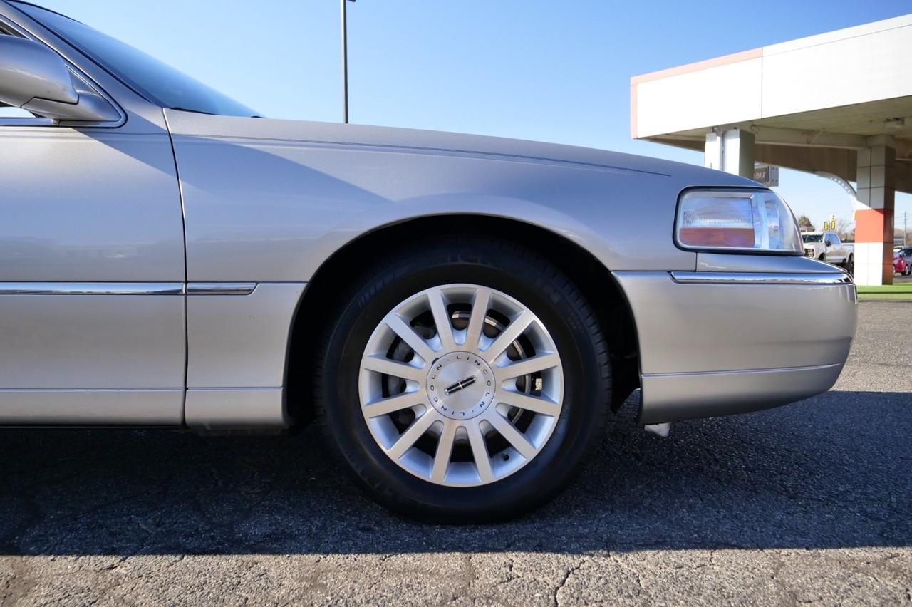 2007 Lincoln Town Car Signature / Leather Seating / 4.6L V8! Lincolnton NC