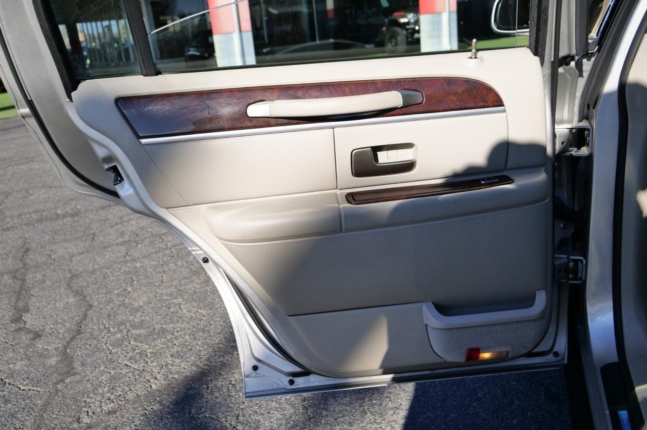 2007 Lincoln Town Car Signature / Leather Seating / 4.6L V8! Lincolnton NC