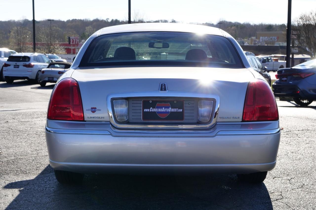 2007 Lincoln Town Car Signature / Leather Seating / 4.6L V8! Lincolnton NC