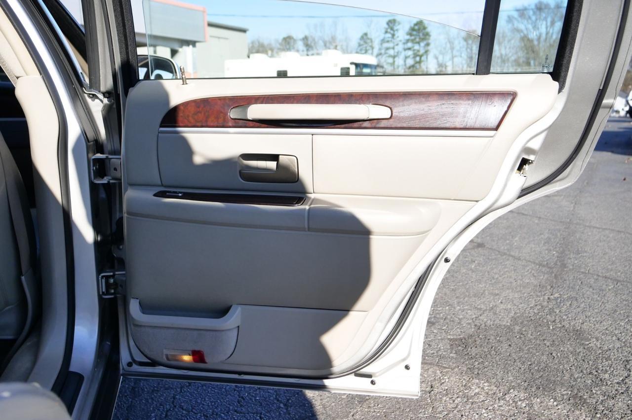 2007 Lincoln Town Car Signature / Leather Seating / 4.6L V8! Lincolnton NC