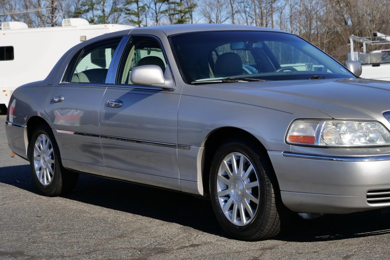 2007 Lincoln Town Car Signature / Leather Seating / 4.6L V8! Lincolnton NC