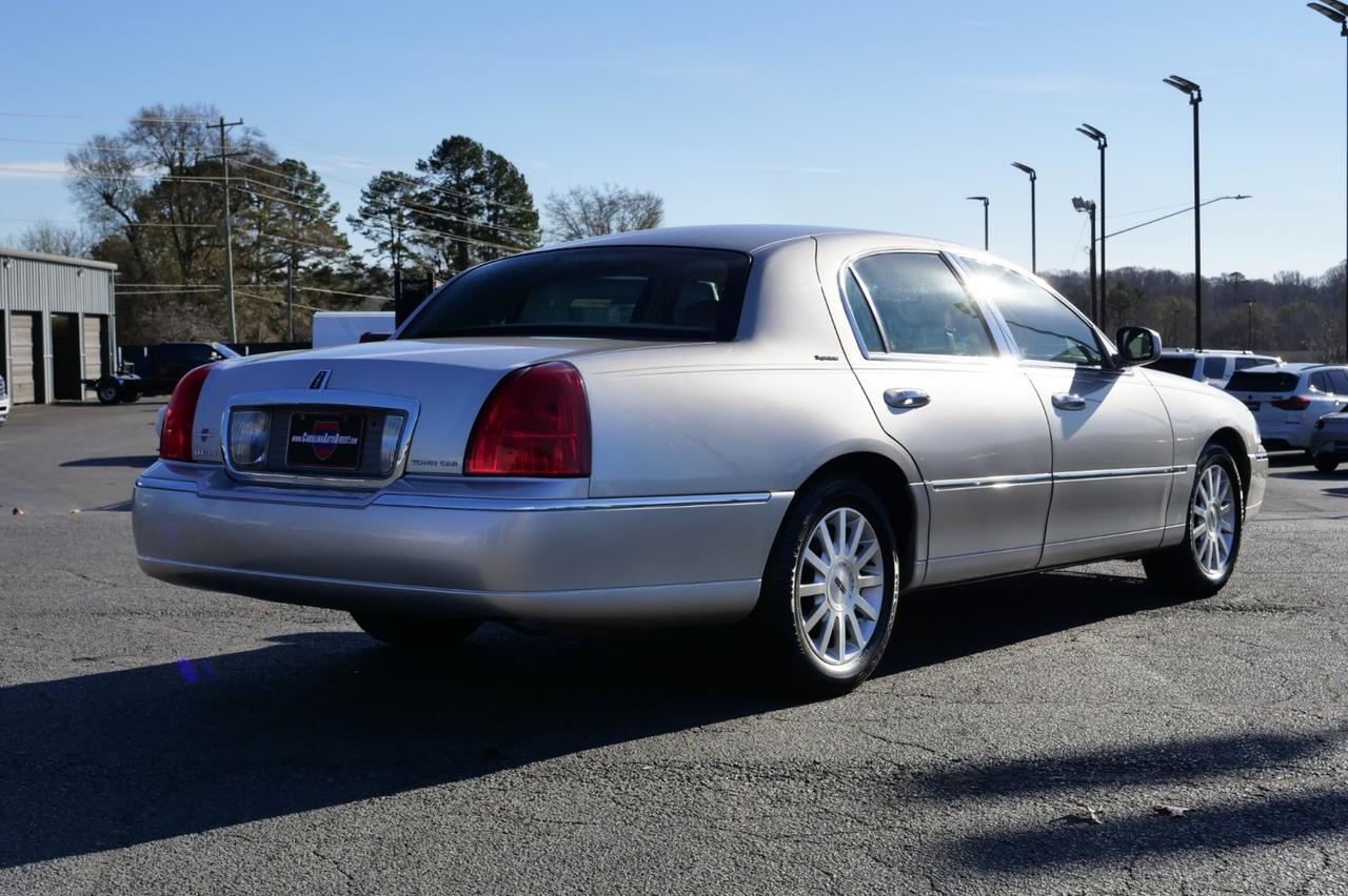 2007 Lincoln Town Car Signature / Leather Seating / 4.6L V8! Lincolnton NC