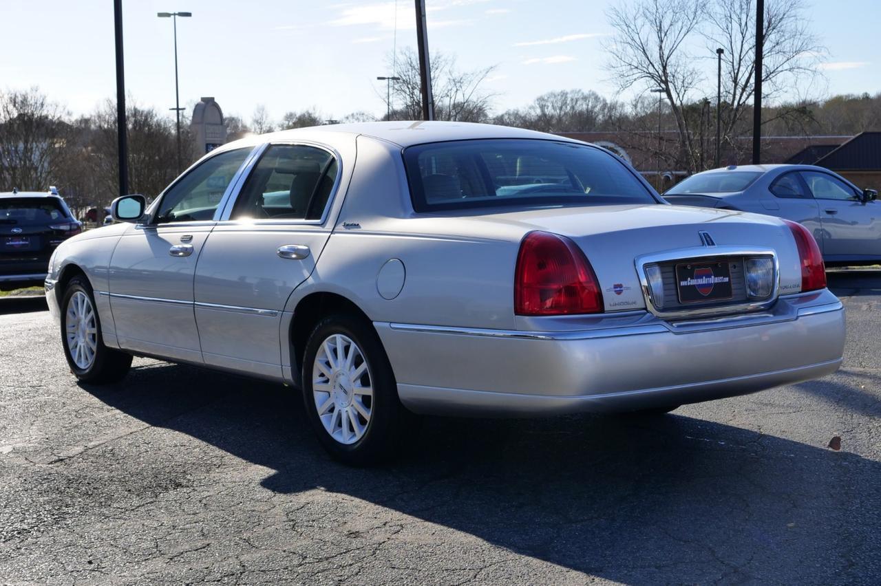 2007 Lincoln Town Car Signature / Leather Seating / 4.6L V8! Lincolnton NC