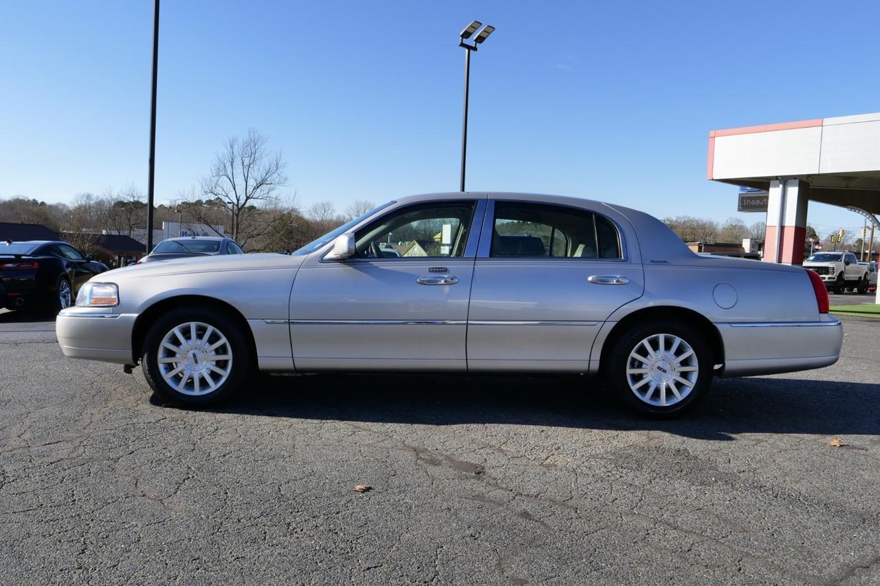 2007 Lincoln Town Car Signature / Leather Seating / 4.6L V8! Lincolnton NC