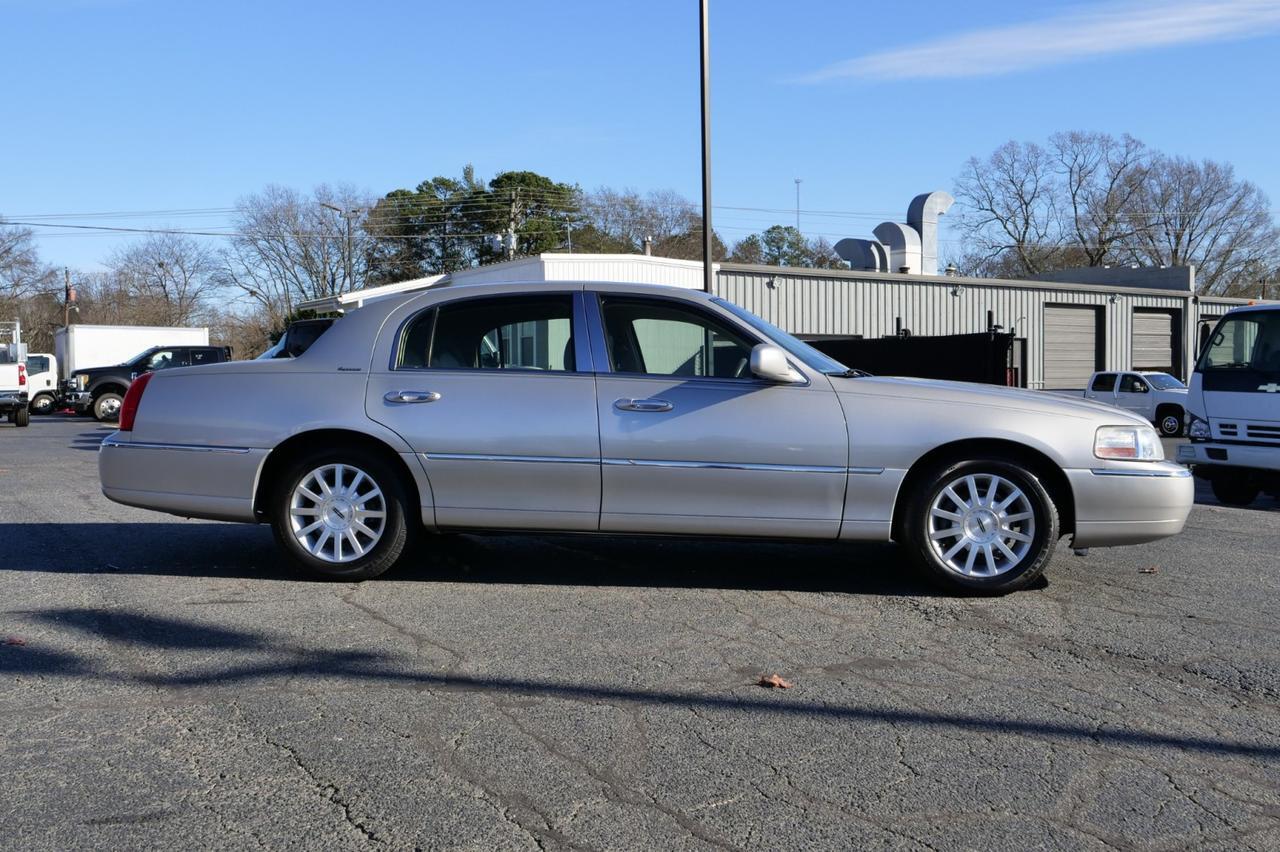 2007 Lincoln Town Car Signature / Leather Seating / 4.6L V8! Lincolnton NC