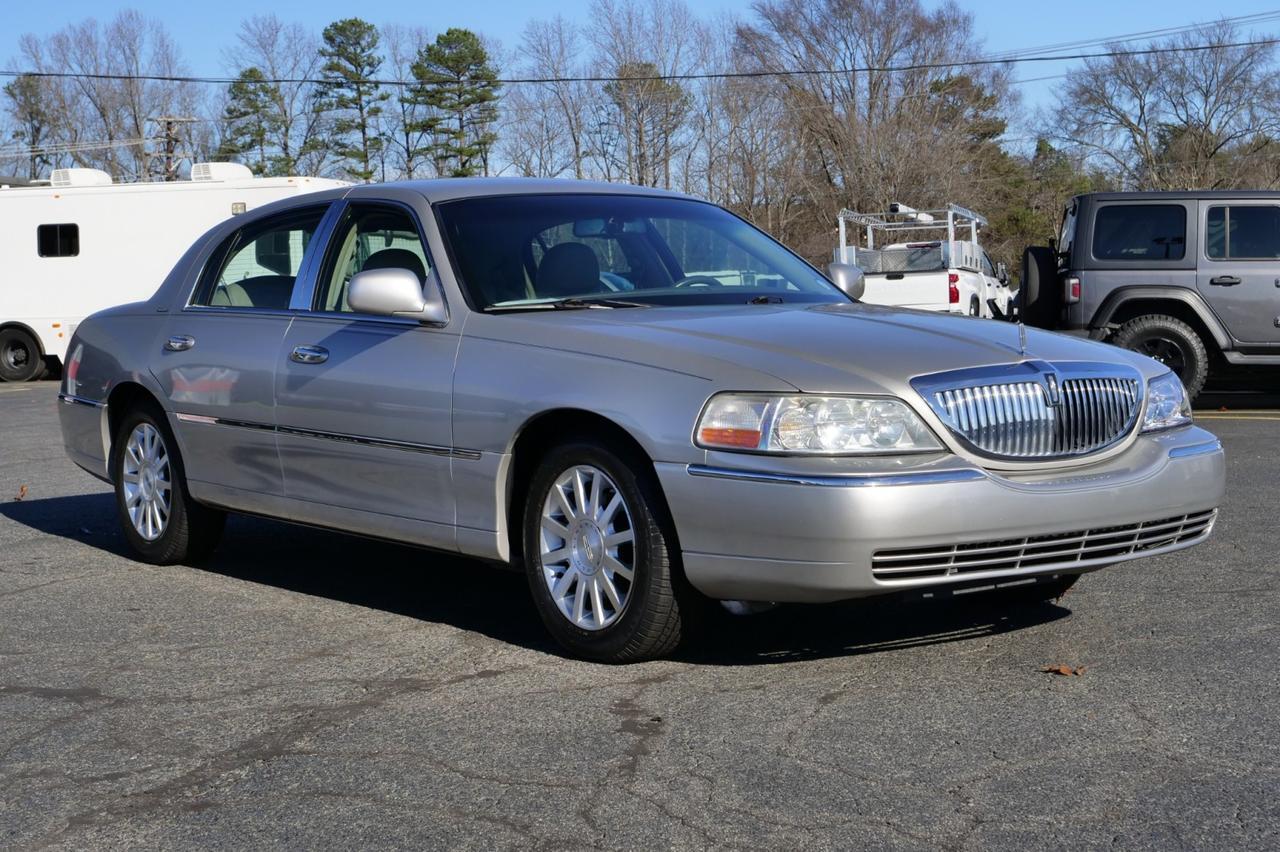 2007 Lincoln Town Car Signature / Leather Seating / 4.6L V8! Lincolnton NC