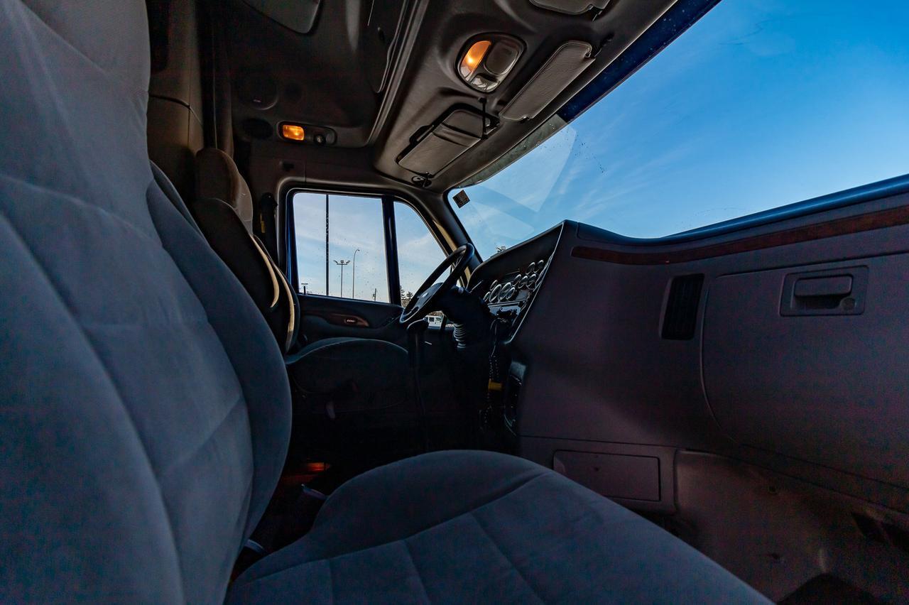 2007 Peterbilt 387 Tractor Sleeper Red Deer AB