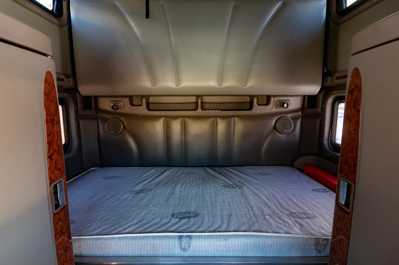 2007 Peterbilt 387 Tractor Sleeper Red Deer AB