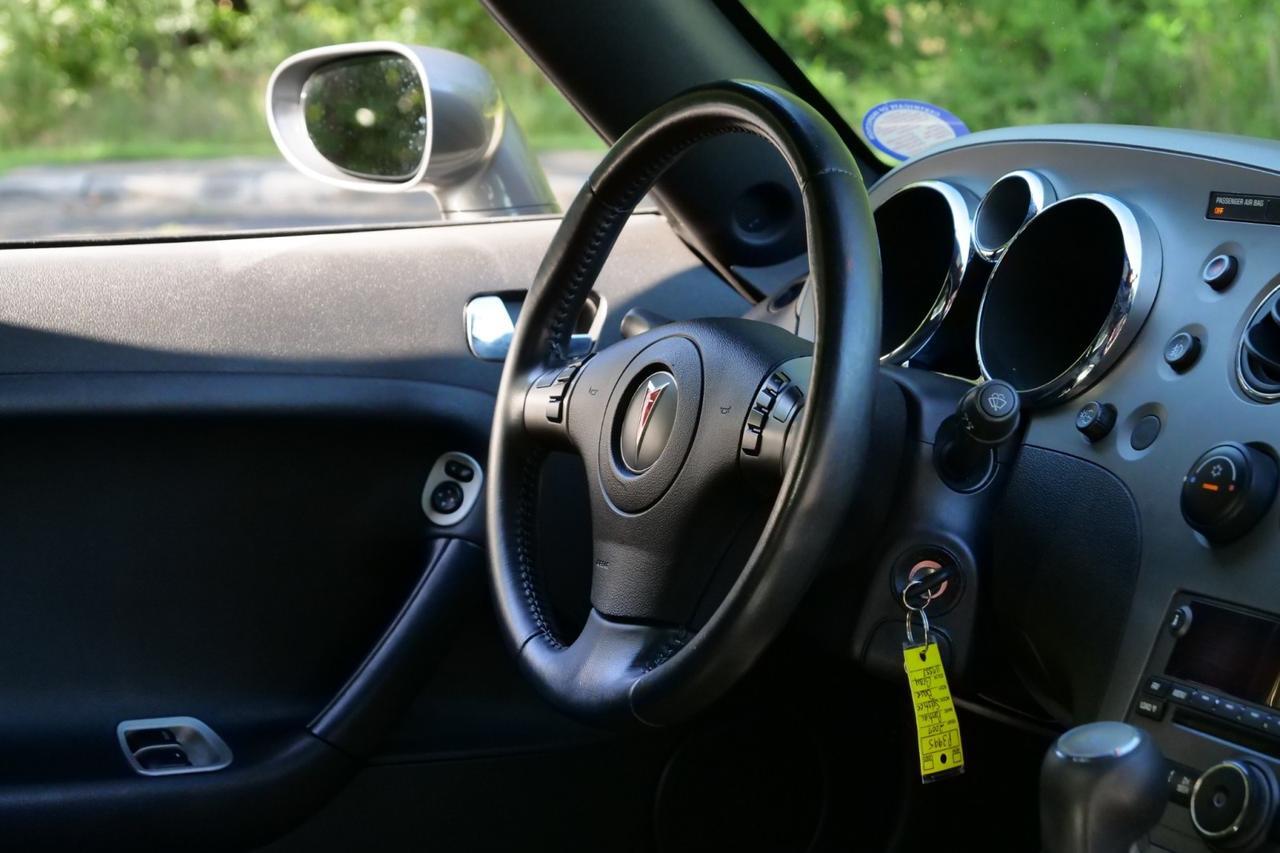2007 Pontiac Solstice Convertible / Premium Package / Convenience Package! High Point NC