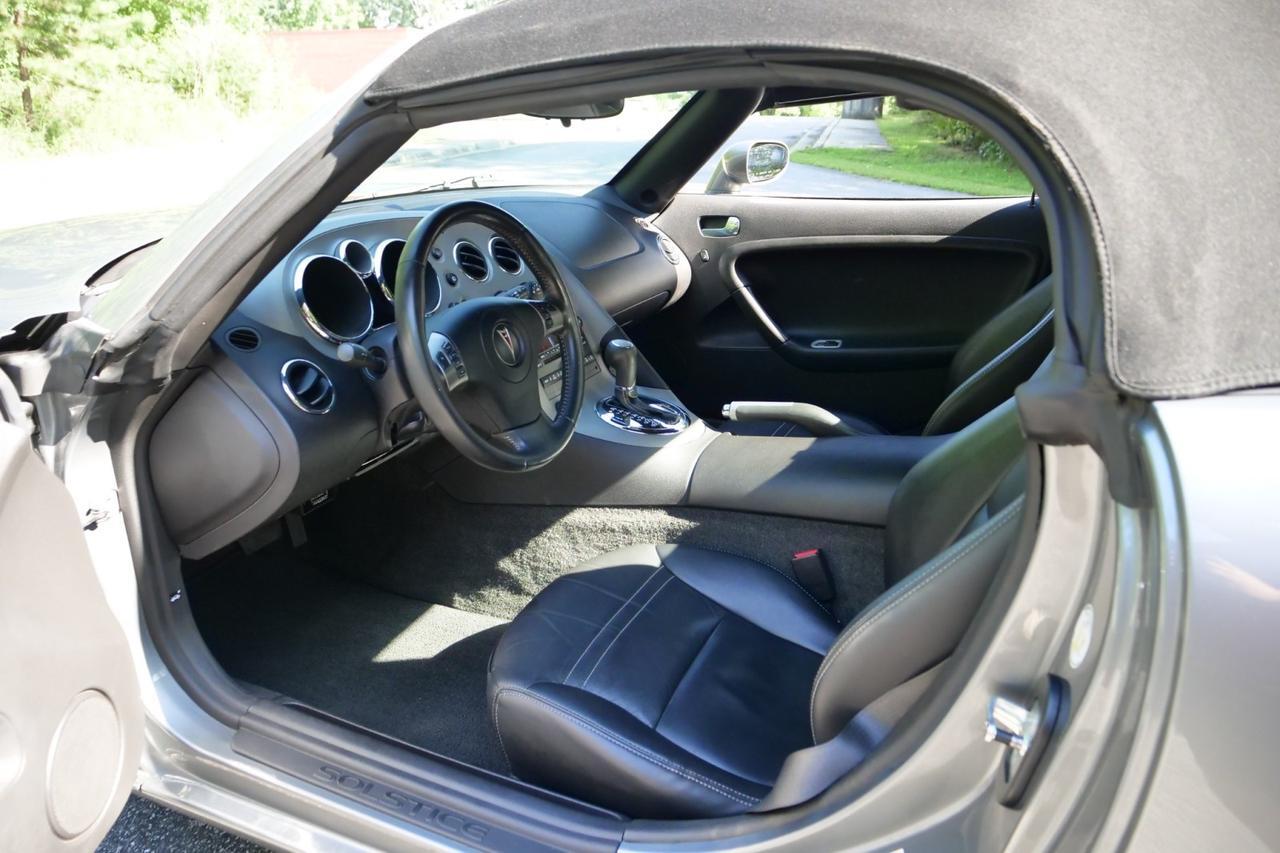 2007 Pontiac Solstice Convertible / Premium Package / Convenience Package! High Point NC