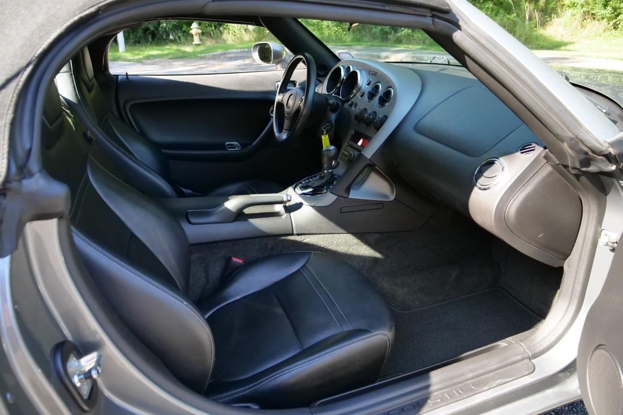 2007 Pontiac Solstice Convertible / Premium Package / Convenience Package! High Point NC