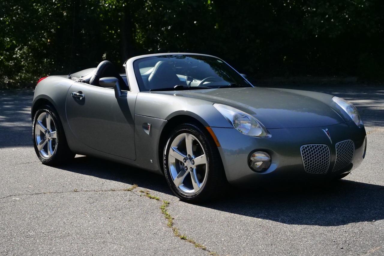 2007 Pontiac Solstice Convertible / Premium Package / Convenience Package! High Point NC