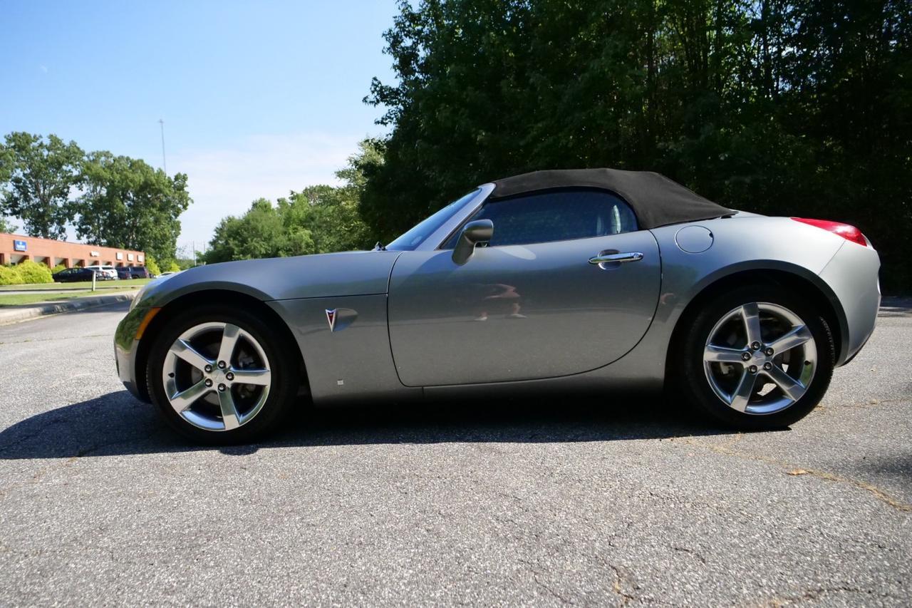 2007 Pontiac Solstice Convertible / Premium Package / Convenience Package! High Point NC