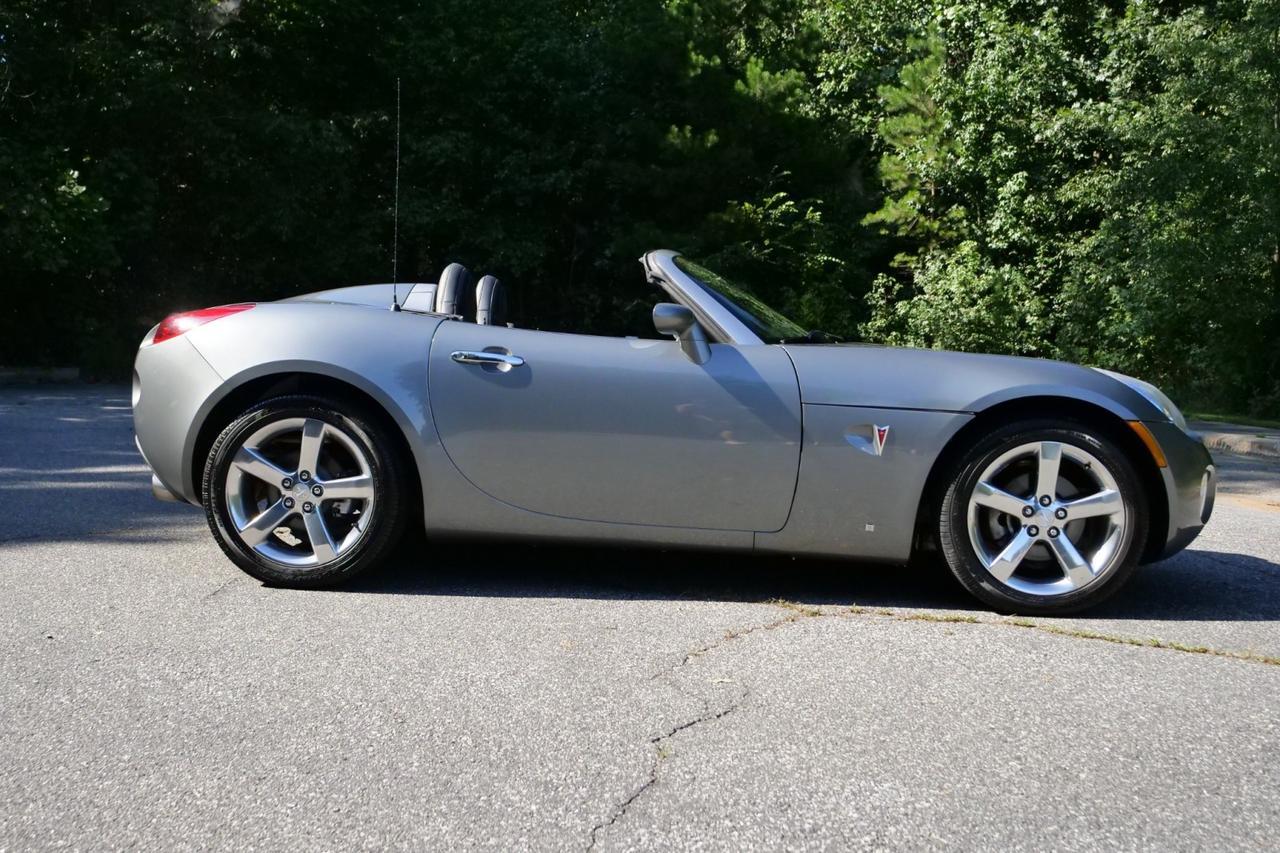 2007 Pontiac Solstice Convertible / Premium Package / Convenience Package! High Point NC