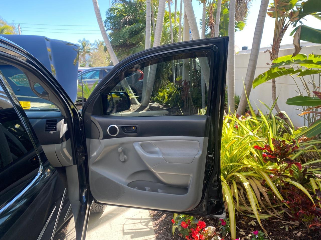 2007 Toyota Tacoma 4 DR CAMPER TOP LOW MILES 52,954 Pompano Beach FL