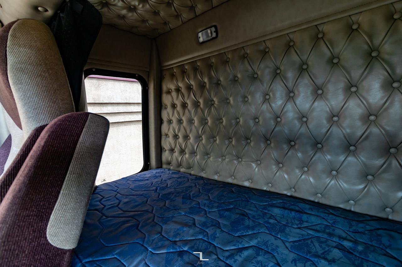 2007 Western Star 4900 SA Tractor Sleeper Heavy Spec Red Deer AB