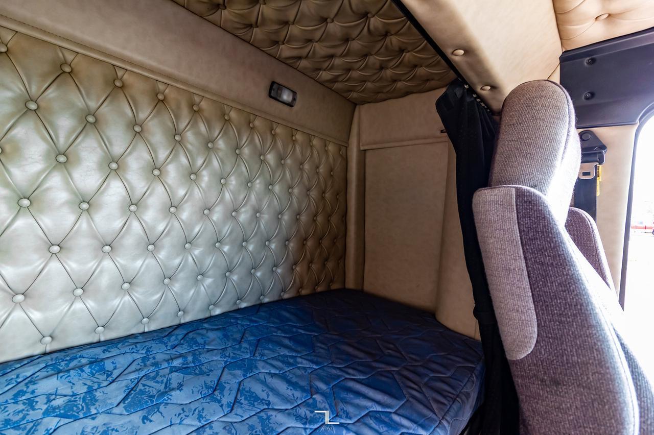 2007 Western Star 4900 SA Tractor Sleeper Heavy Spec Red Deer AB