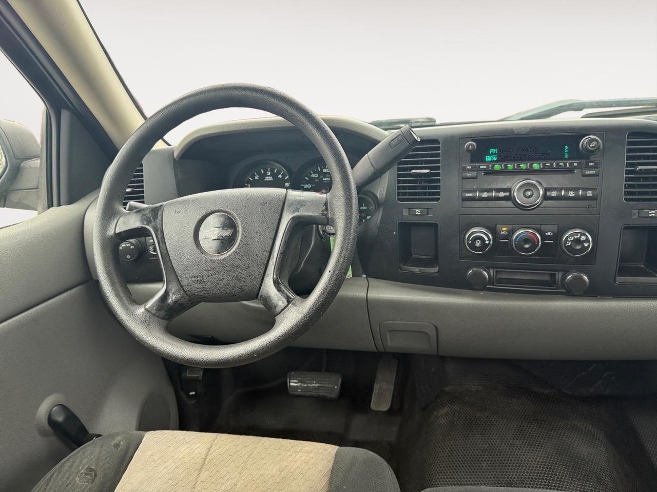 2008 Chevrolet Silverado 1500 TOW PACKAGE, MANUAL FOLD MIRRORS, BED LINER, CD PLAYER, AUX, TAILGATE STEP, THIS TRUCK IS READY FOR WORK OR PLAY!