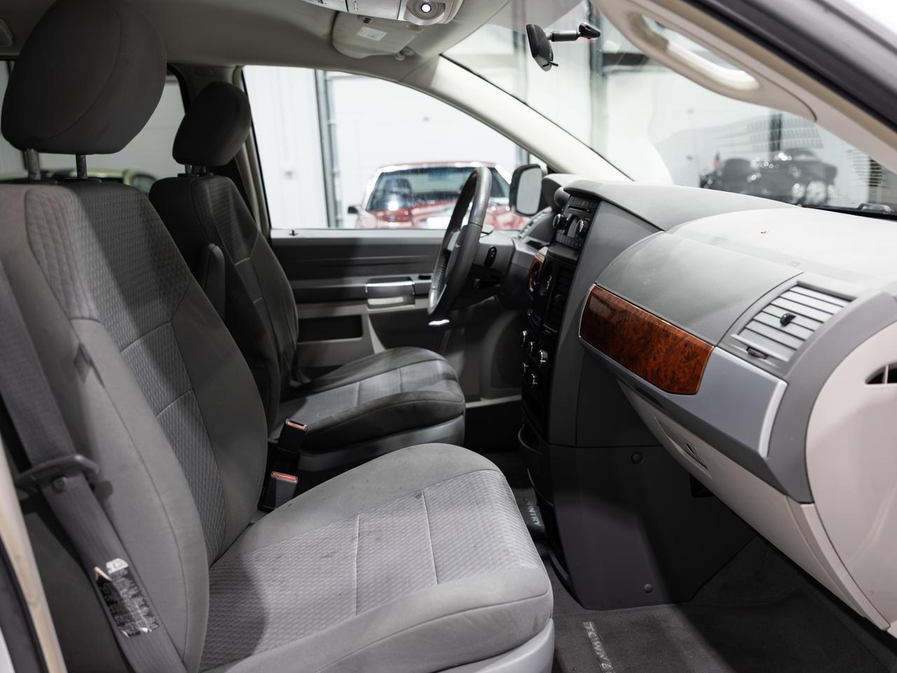 2008 Chrysler Town & Country Touring 7-Passenger Cranberry PA
