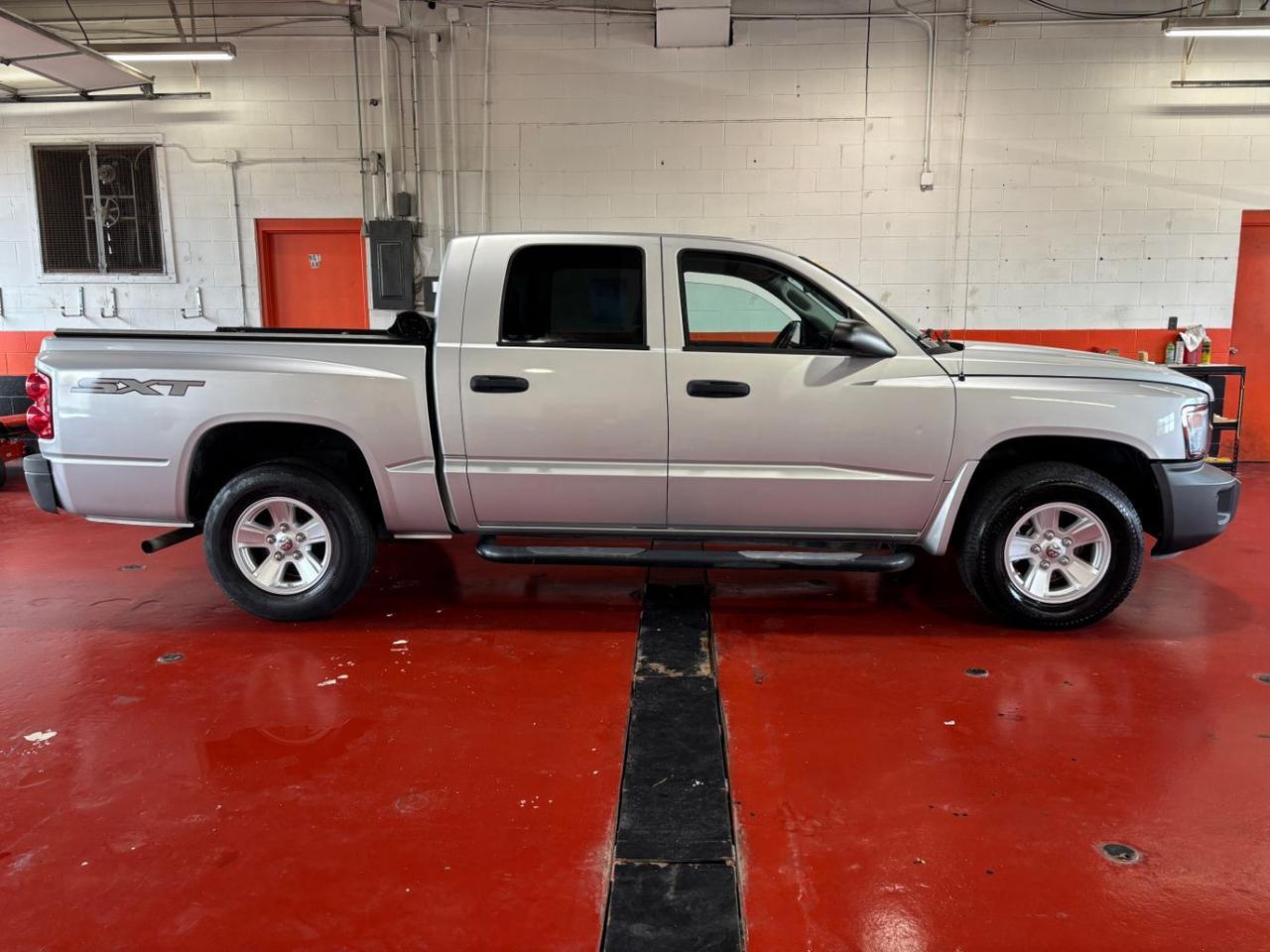 Bright Silver Metallic Clearcoat 2008 Dodge Dakota Pickup Truck Four-Wheel Drive Automatic
