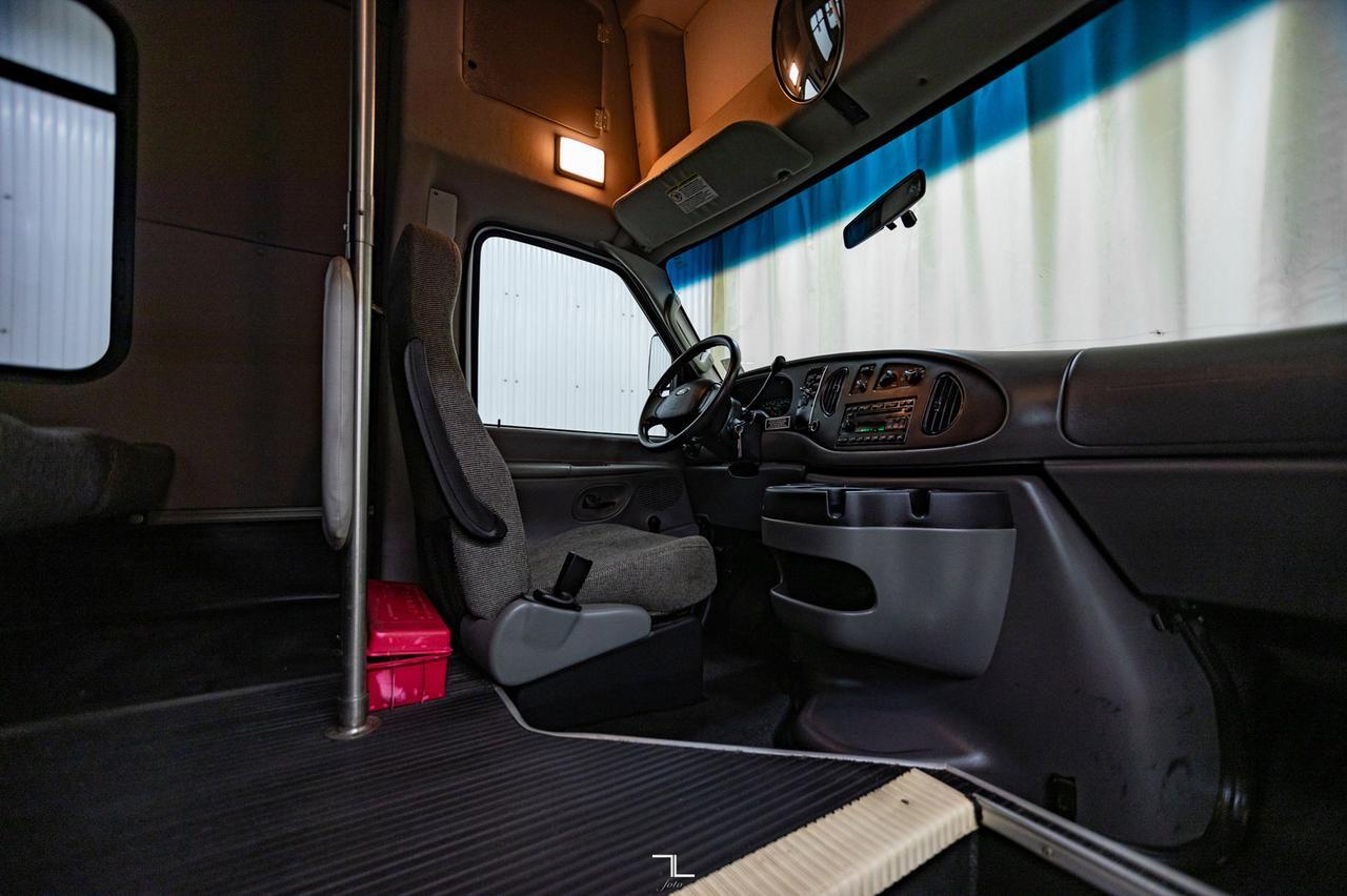 2008 FORD E-450 XLT 24 Passenger Bus Red Deer AB