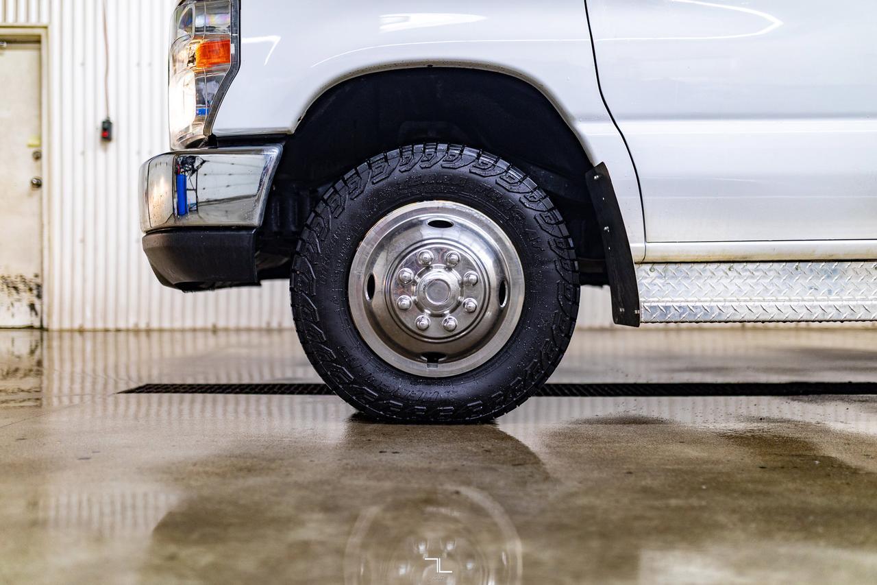 2008 Ford E-450 24 Passenger Bus Red Deer AB