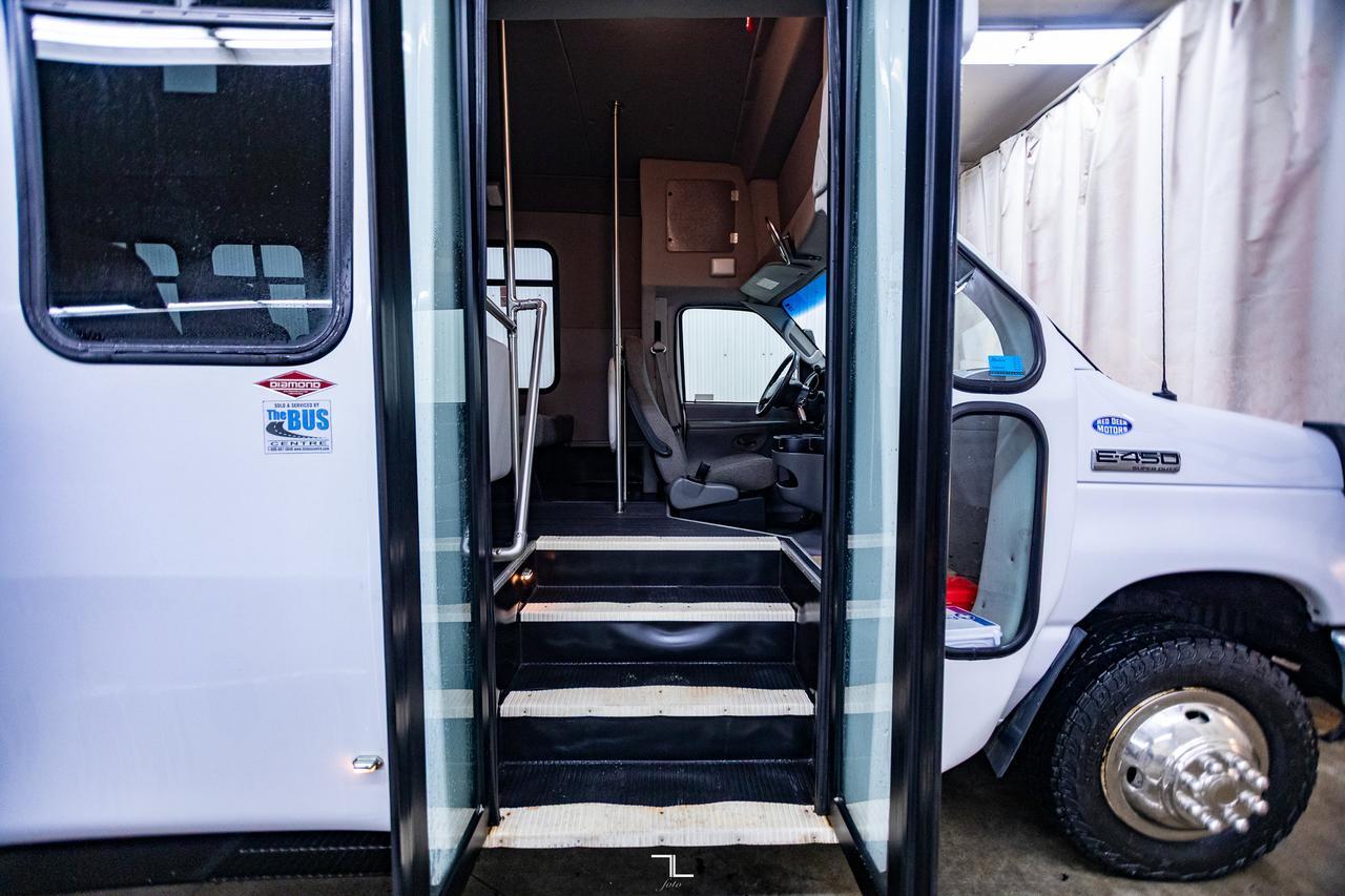 2008 Ford E-450 24 Passenger Bus Red Deer AB