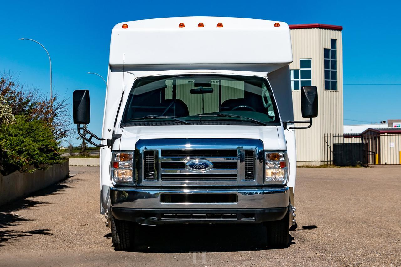 2008 Ford E-450 SD 19 Passenger Cutaway Wheelchair Lift Red Deer AB
