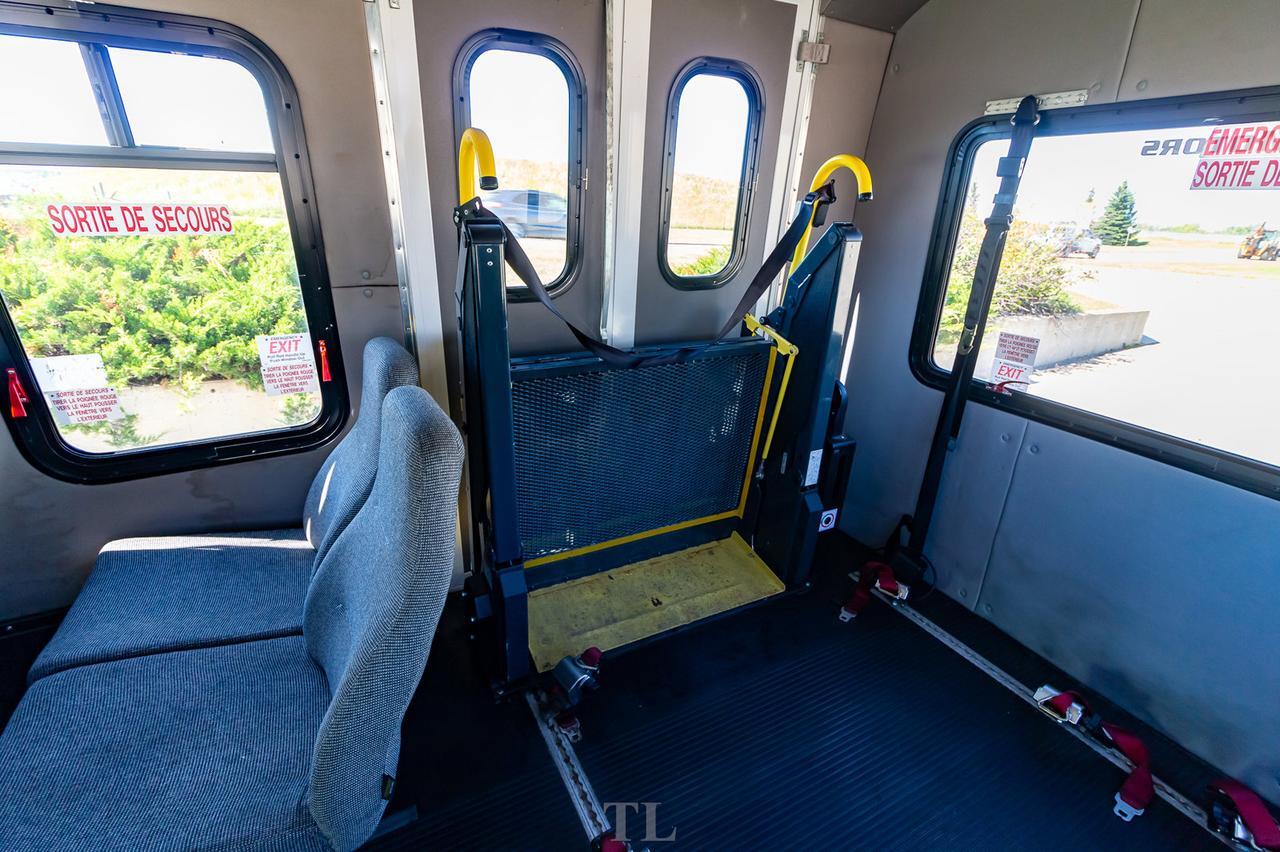 2008 Ford E-450 SD 19 Passenger Cutaway Wheelchair Lift Red Deer AB