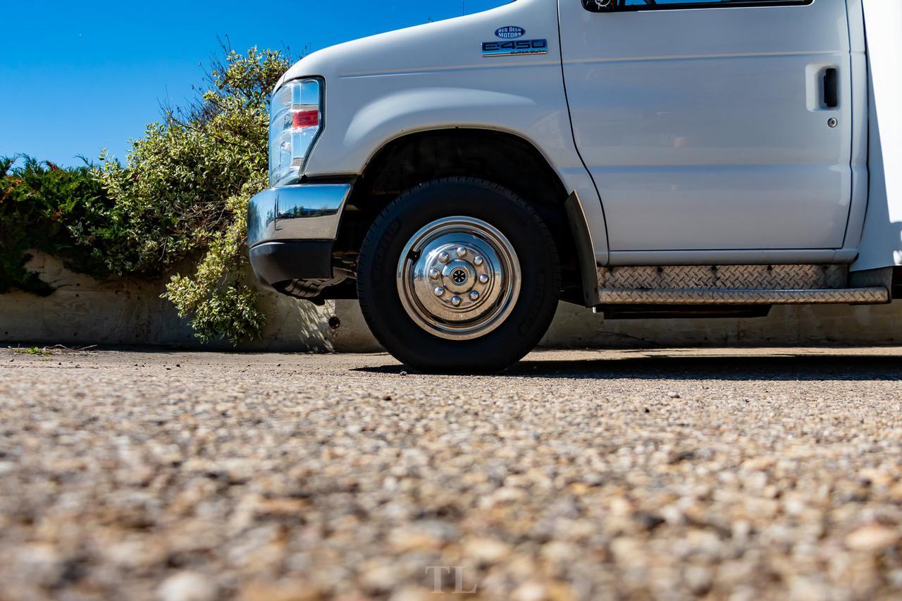 2008 Ford E-450 SD 19 Passenger Cutaway Wheelchair Lift Red Deer AB