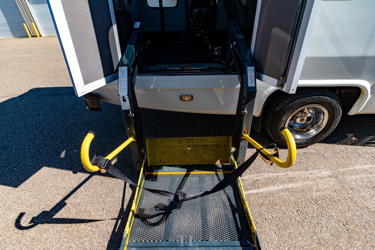 2008 Ford E-450 SD 19 Passenger Cutaway Wheelchair Lift Red Deer AB