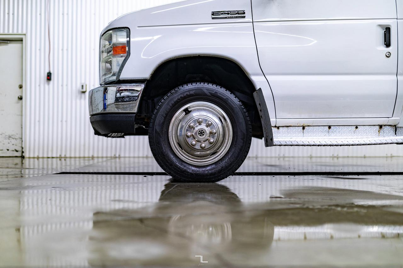 2008 Ford E-450 XLT 24 PASSENGER Red Deer AB