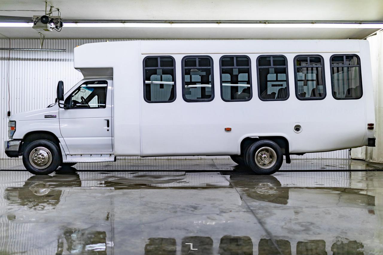 2008 Ford E-450 XLT 24 PASSENGER Red Deer AB