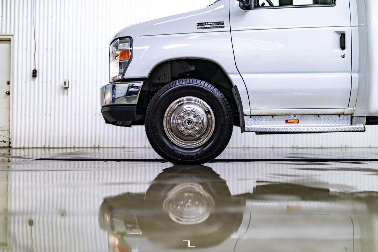 2008 Ford E-450 XLT 24 Passenger Bus Red Deer AB