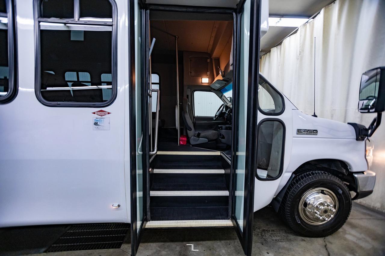 2008 Ford E-450 XLT 24 Passenger Bus Red Deer AB