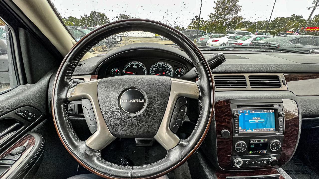 2008 GMC YUKON XL DENALI AWD, LEATHER, DVD PLAYER, NAVIGATION, SUNROOF
