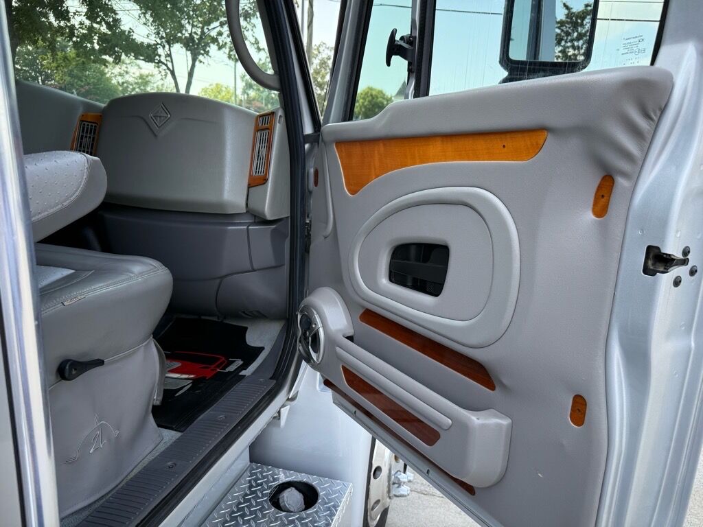 2008 International 4400 2 L HAULER TRUCK