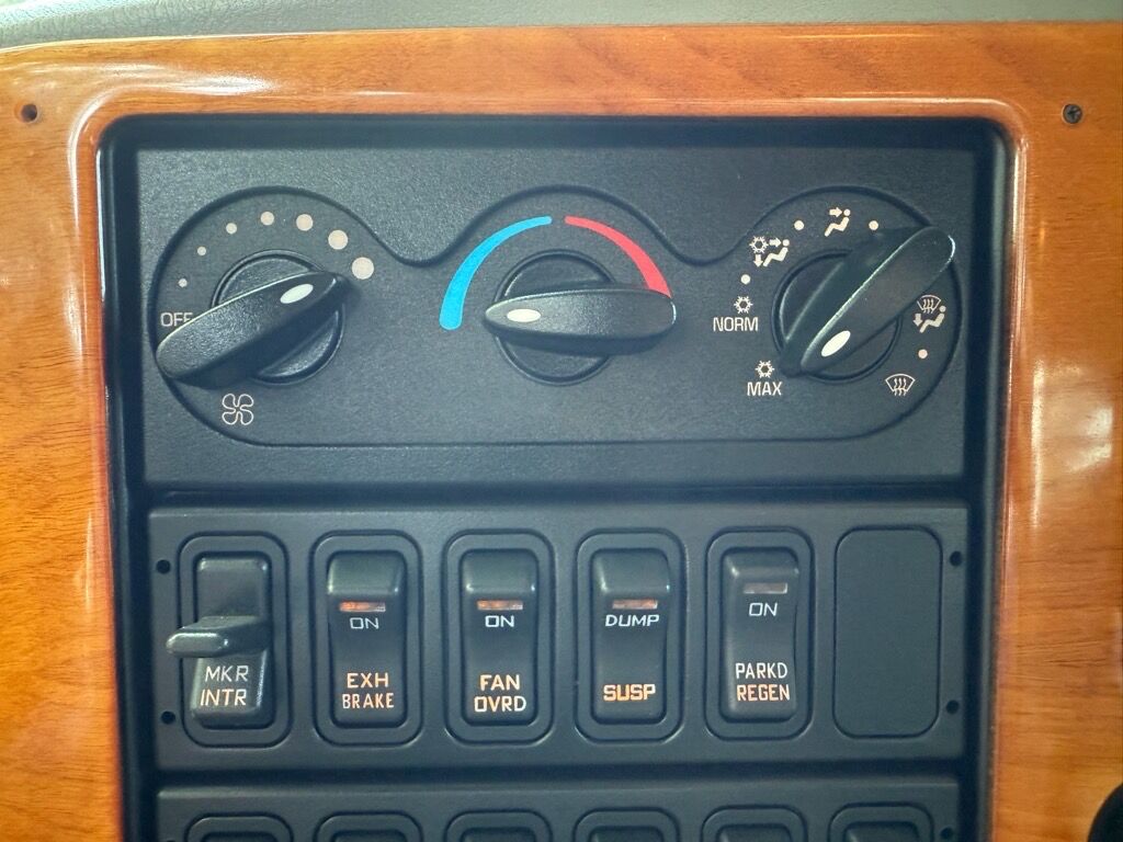 2008 International 4400 2 L HAULER TRUCK